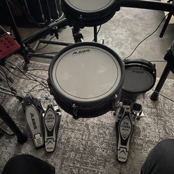 400 Firm - Alesis Nitro Pro W/ Iron Cobra 200 Double Pedal. Pick Up Only.