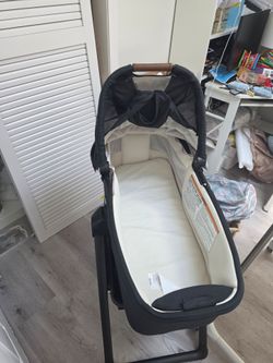 Nuna bassinet with stand