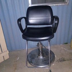 Hairdresser chair on swivel