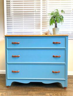 Refurbished Vintage Dresser – Freshly Painted
