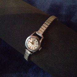 Ladies Bulova Automatic.       Linen Dial