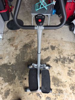 Esta es una máquina escaladora con manillar Sunny Health & Fitness Twist Stair Stepper.