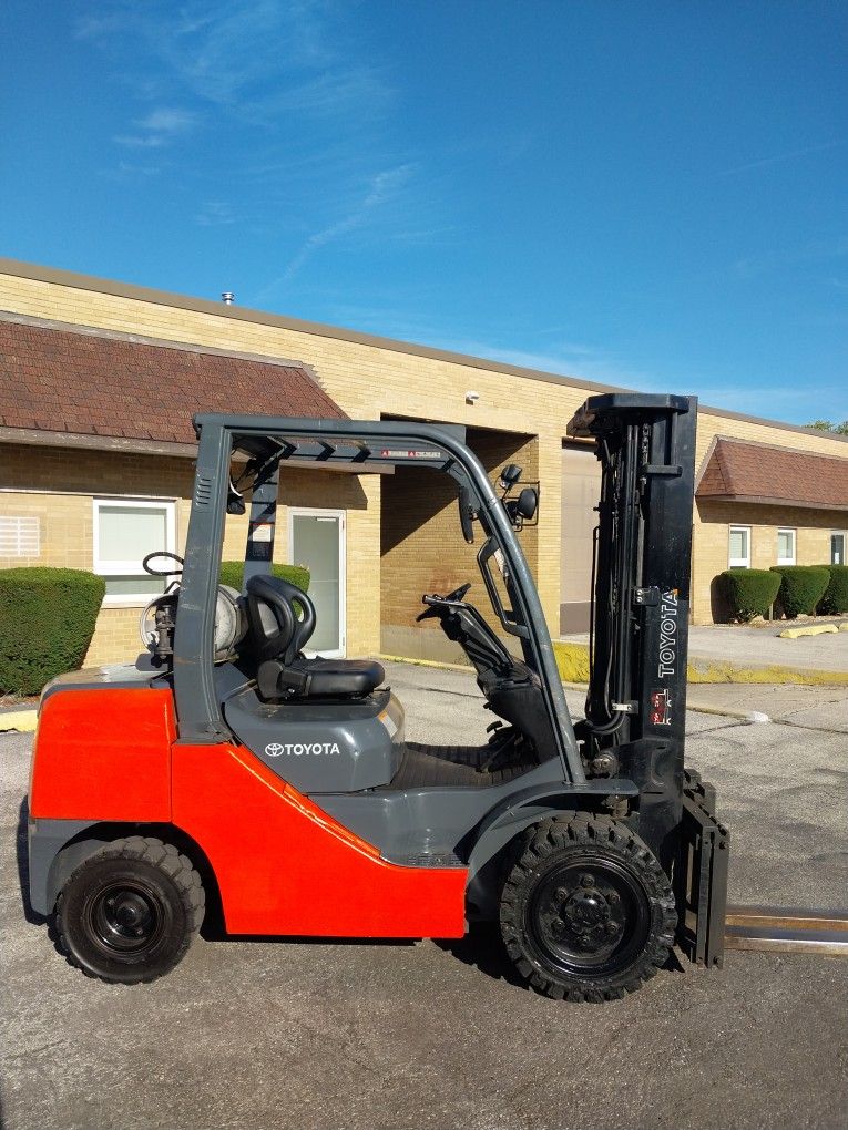 Pneumatic 6K LB Capacity 3 Tier Forklift