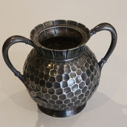 Vintage Antique Meriden B. Company Quadruple Plate Hammered 2 handled vase.
Pre-owned, perfect shape, display item. Please see photos for details.
It 