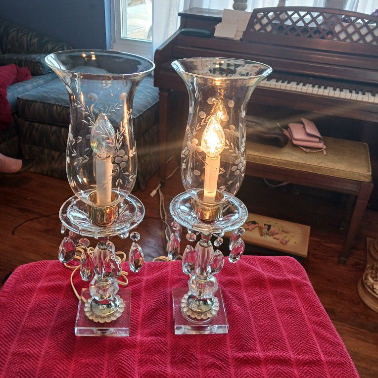 VERY BEAUTIFUL LOOKING VINTAGE  CRYSTAL CLEAR GLASS LAMPS  PERFECT CONDITION 
