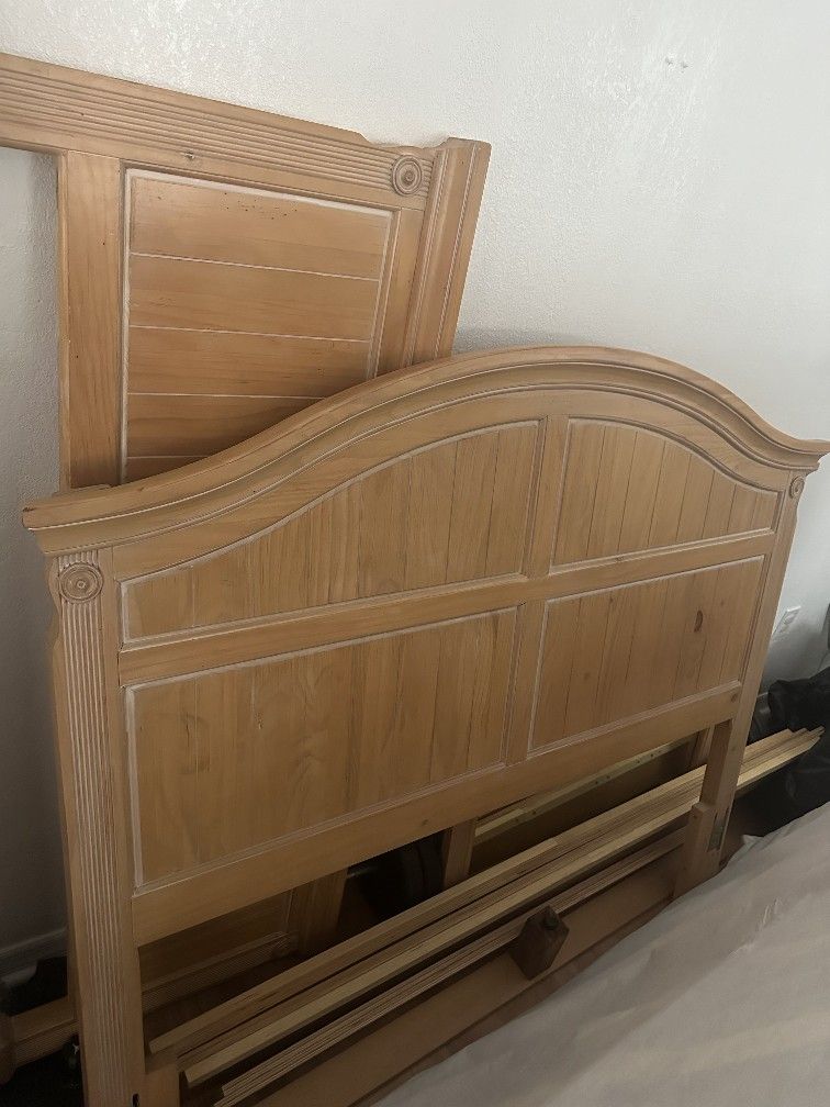 Queen Woden Bedrom Set.