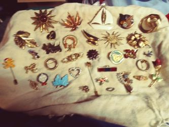 Vintage Gold Colored Untested Assorted Brooch And Pin Lot