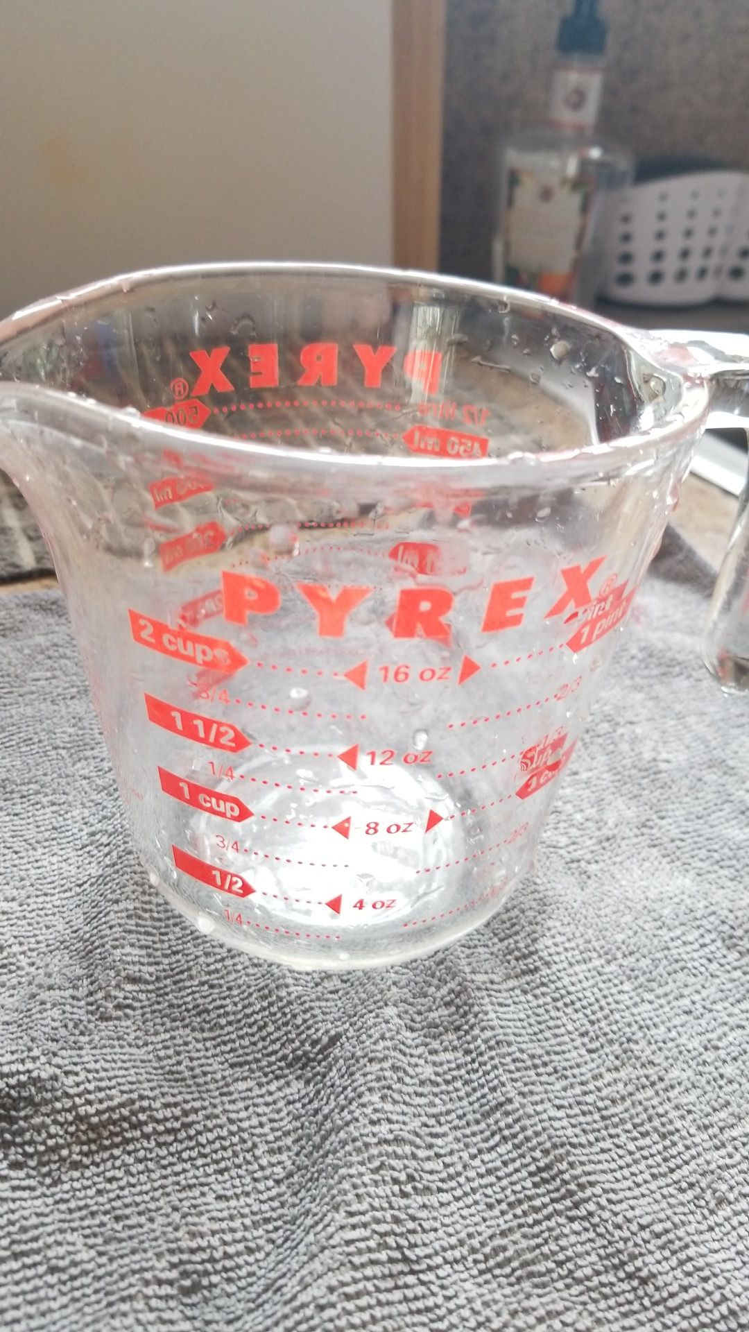 Pyrex 2 cup glass measurement cup