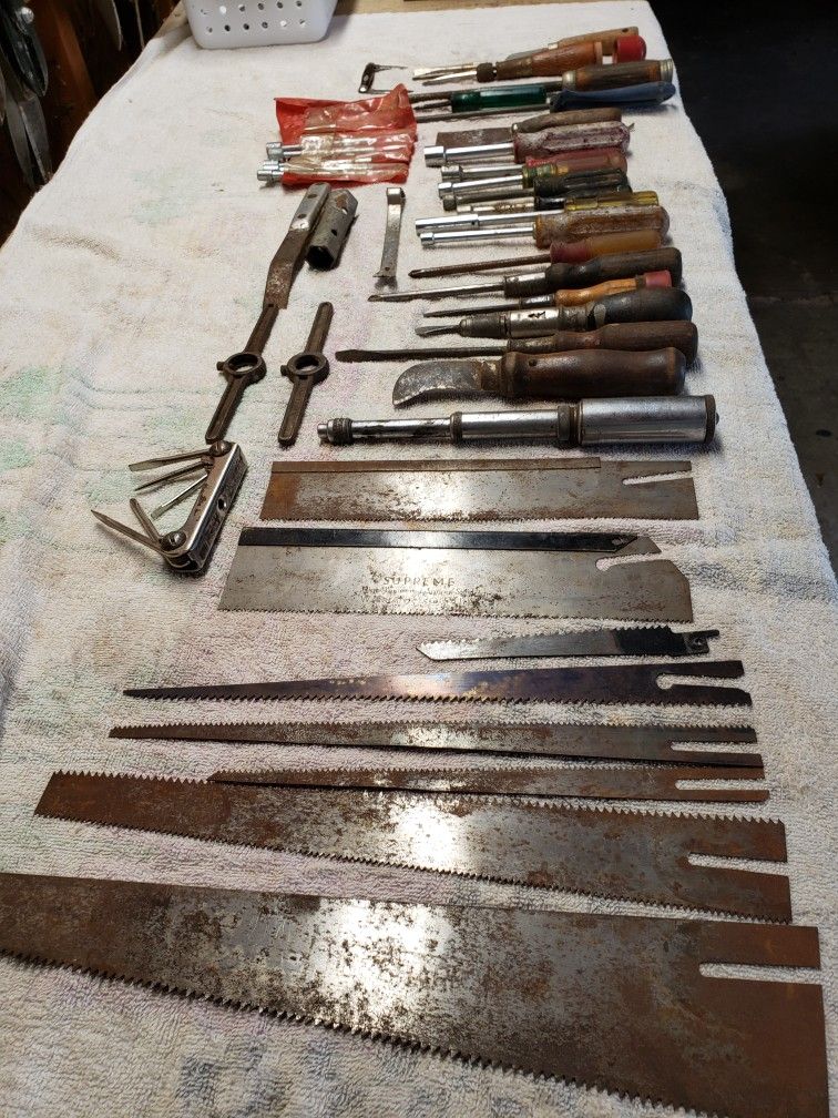 Tools, Diverse Misc Collection Saw blades, screwdrivers, sockets, case knife, prybar, cutters