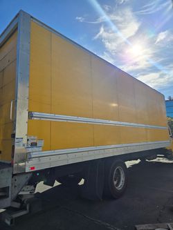 26’ BOX TRUCK FOR MOVING