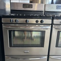 Frigidaire Gas Range 5 Burners – Stainless Steel – Great Condition