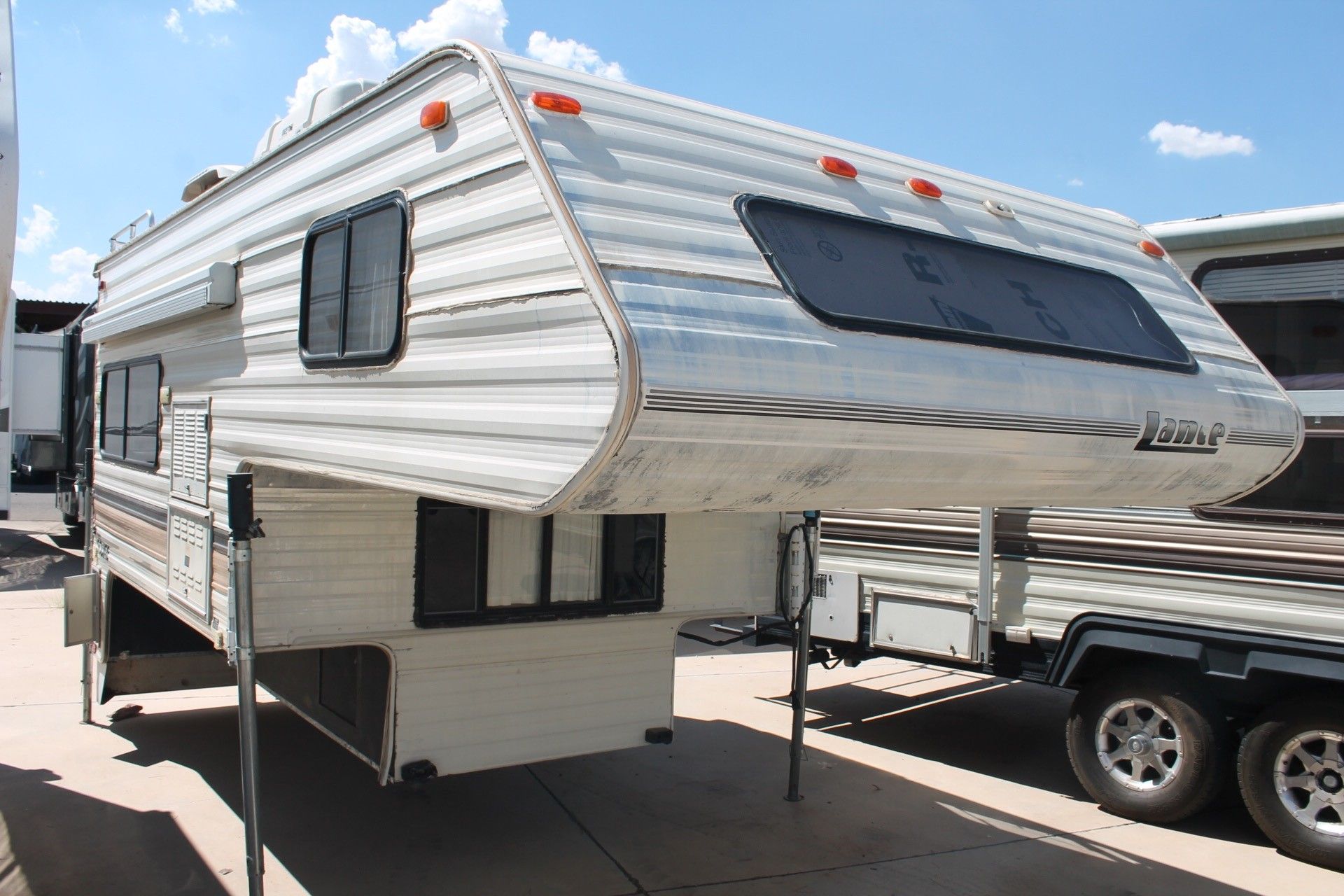 1992 Lance Squire 4000 Extended Cabover 9'4" Truck Camper