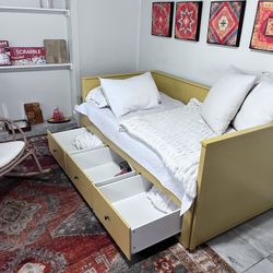 Nice Bed With Drawers 