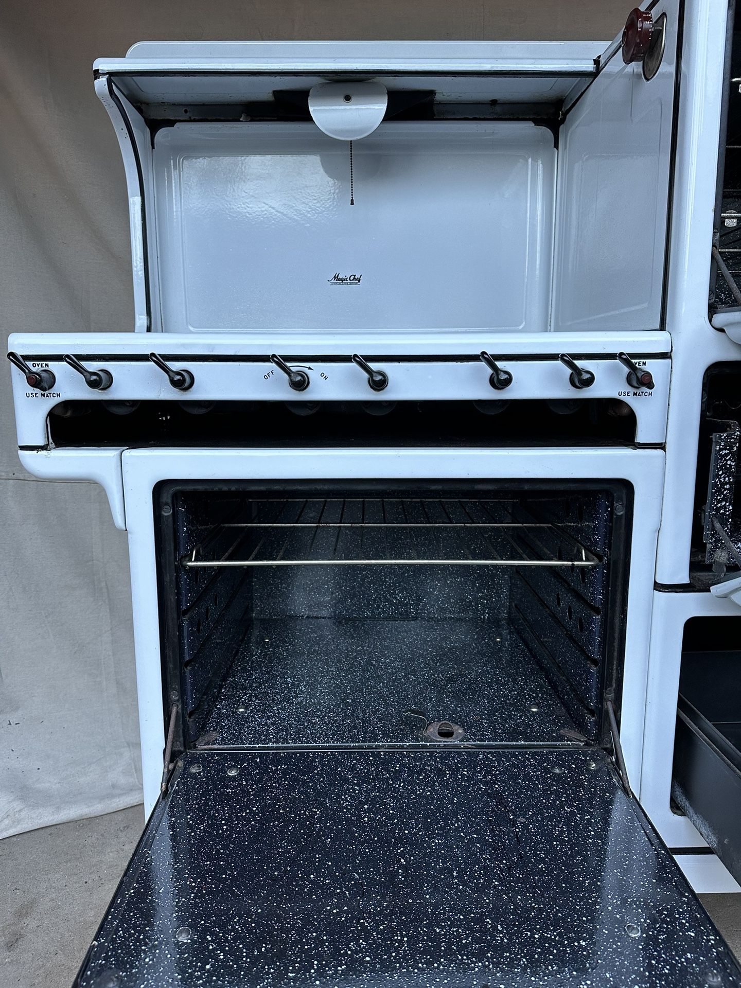 1930s Magic Chef Antique Stove, in White