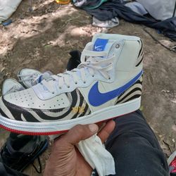 Nike Tsu Huskys