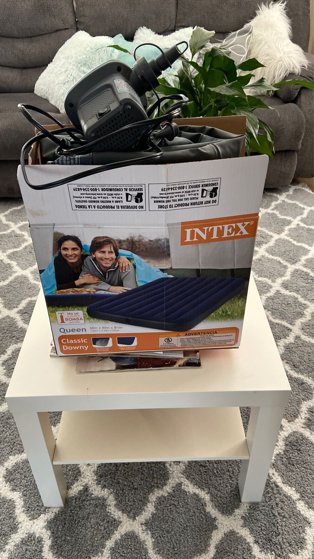 Inflatable bed with air pump