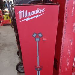 Milwaukee 
M18 18-Volt Lithium-Ion Cordless 6,000 Lumens Rocket Dual Power Tower Light with Charger (Tool-Only)