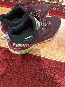 Tennis shoes
