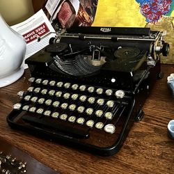 Royal Antique Typewriter 