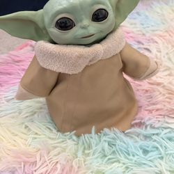 Mattel Star Wars The Mandalorian Grogu Plush 11-inch Toy, Squeeze & Blink Character Figure with Sound, Blinking Eyes & Hand Motion