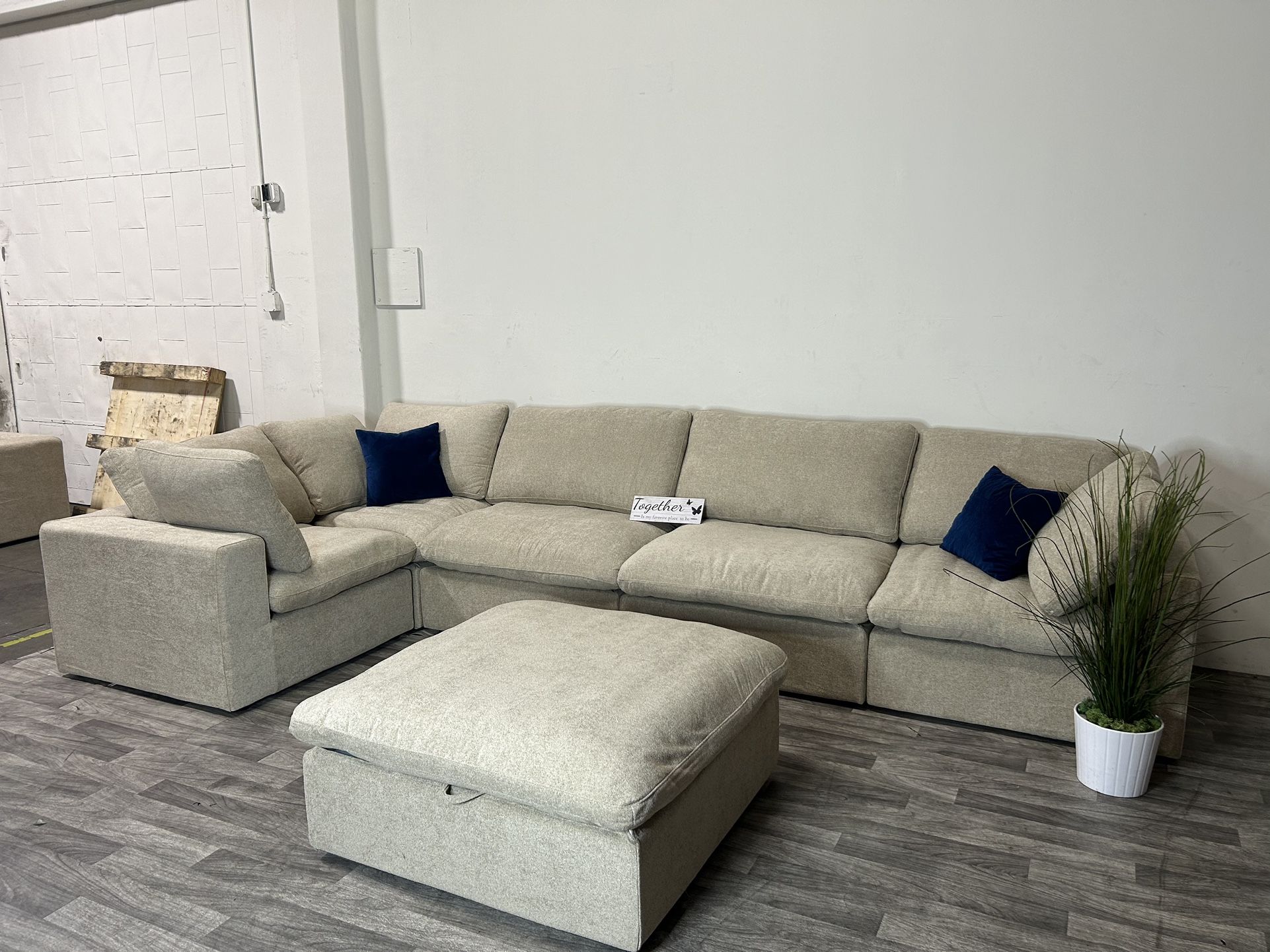 BRAND NEW IN BOX! Oatmeal 6 Piece Modular CLOUD Sectional Couch (FREE DELIVERY 🚚)