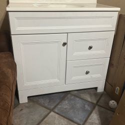 36x19 WHITE VANITY  W TOP NEW 