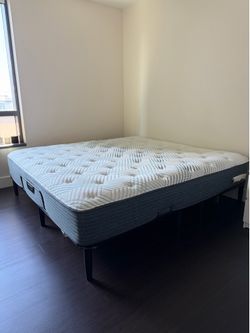 Beautyrest PressureSmart™ 2.0 Plush 11.75" Mattress with adjustable base. King size.
