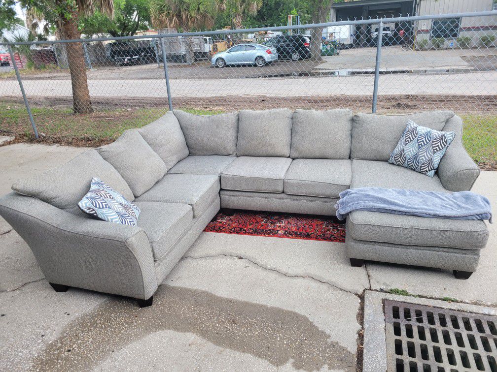 Like New Kevin Charles Sectional! Delivery Available 