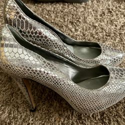 White House Black Market Silver Heels!!!! New Size 7