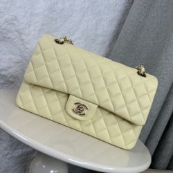 A classic high-end women's bag