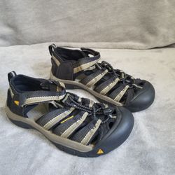 Keen Newport H2  Black Sandals Big Boy Left Shoe Sz 4 Right Shoe Sz 3 