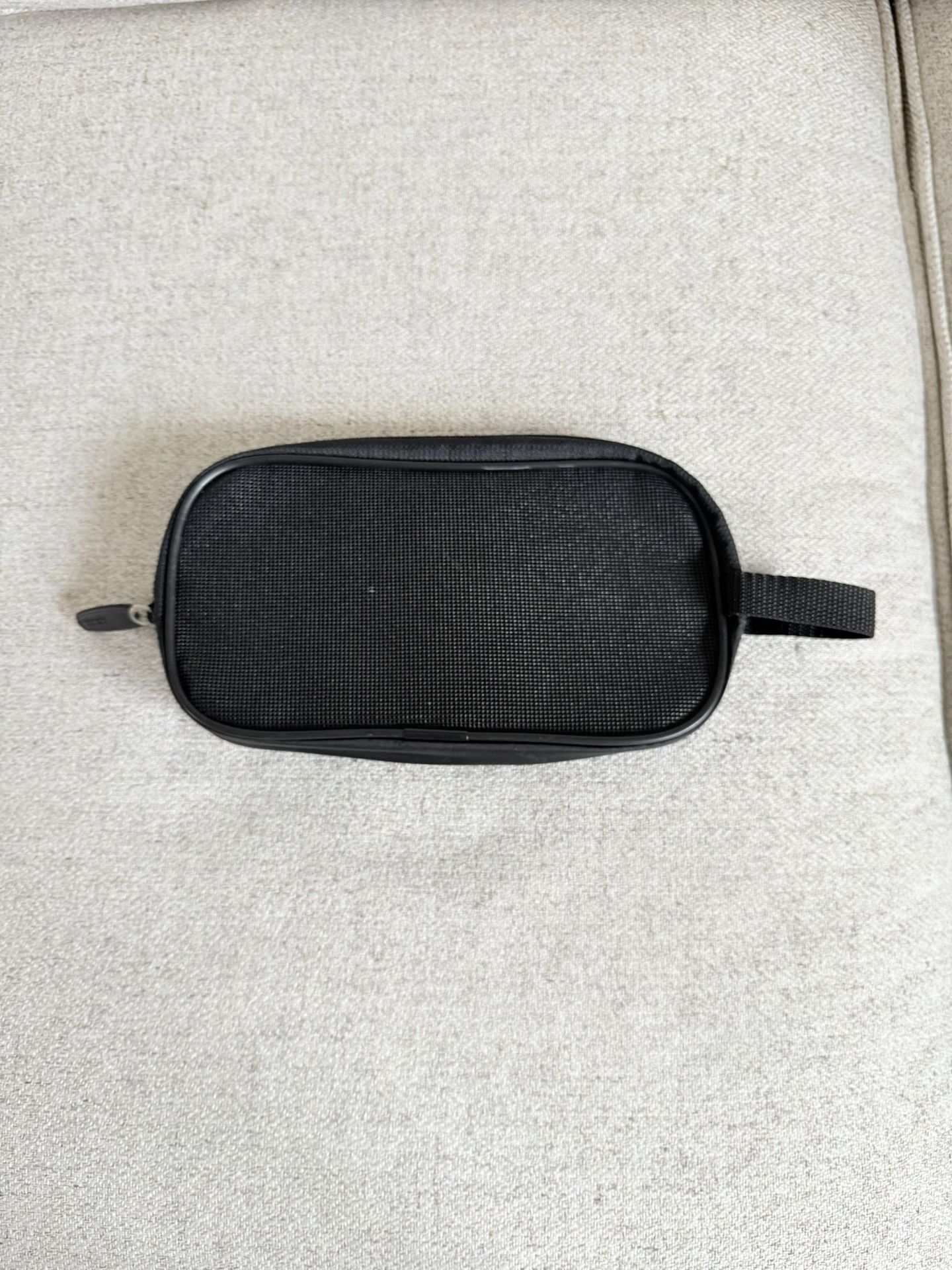 Keep your toiletries organized and handy with this PORT Classic Dopp Kit Luggage Toiletry Bag. Made of durable nylon, this 9”x5” black unisex bag feat