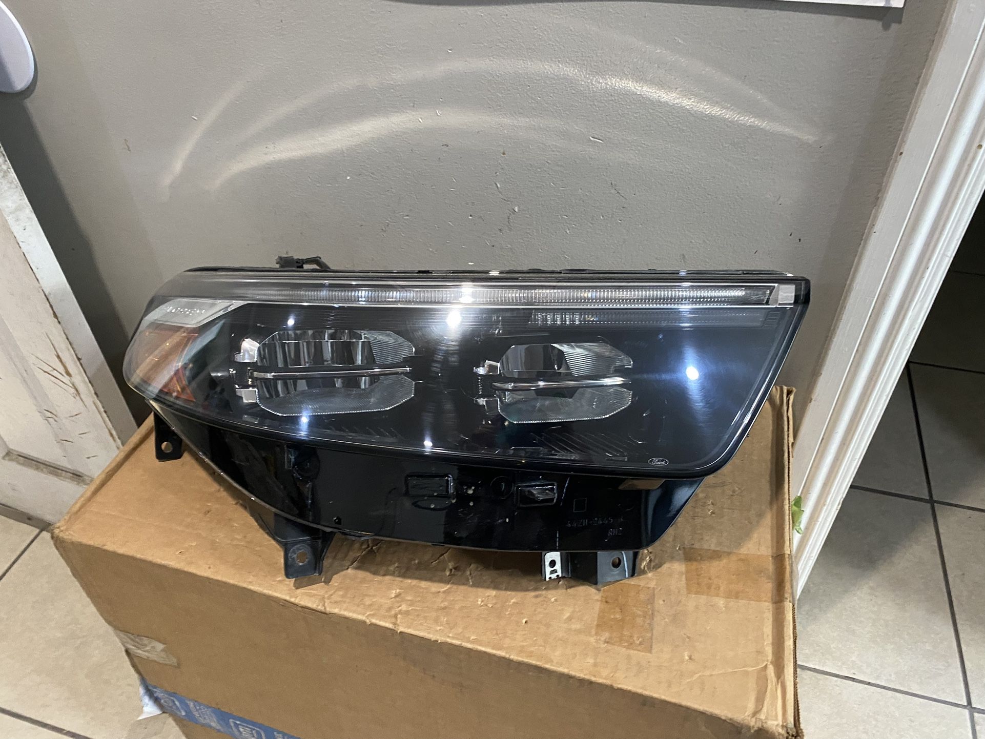 2020-2024 Ford Explorer Right Headlight 