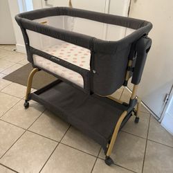 Bassinet (like New) 