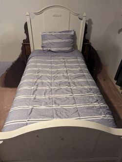 Pottery Barn Madeline White Twin Bed 