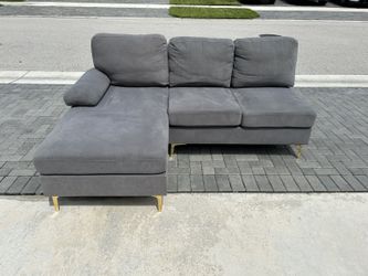 Compact Gray L-Shaped Sectional Couch – Gold-Tone Legs
