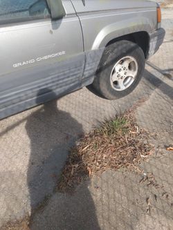 Grand Cherokee Jeep four tires rims and lug nuts