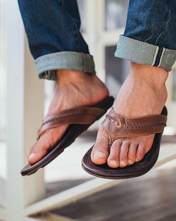 OluKai Mea Ola Brown Leather Embroidered Sandals Flip Flops Comfort Mens Size 11