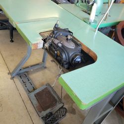 Singer Overlock Sewing Machine 