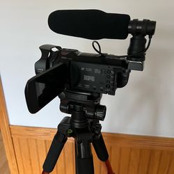 Panasonic high definition video camera Full HD 1920x1080p, 6.OMPX with stand and lots of accessories