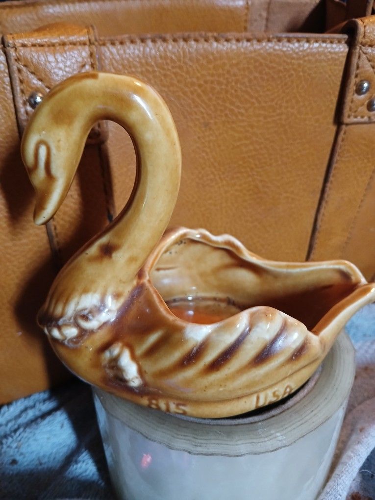 Hull Swan Gravy Cup