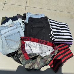 “”BAG OF CLOTHES LEVIS, HOT TOPIC, AND MUCH MORE, ZISE 10- 16 !!!!