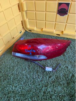 2017 Hyundai Elantra Right/Passenger Side Tail Light part
