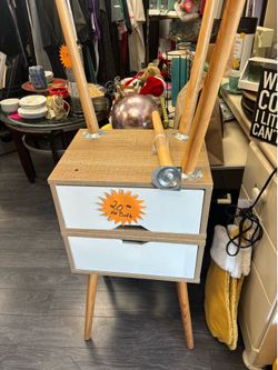 2 nightstands