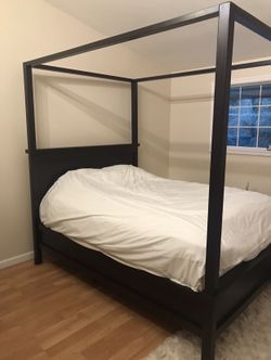 Solid wood queen canopy bed