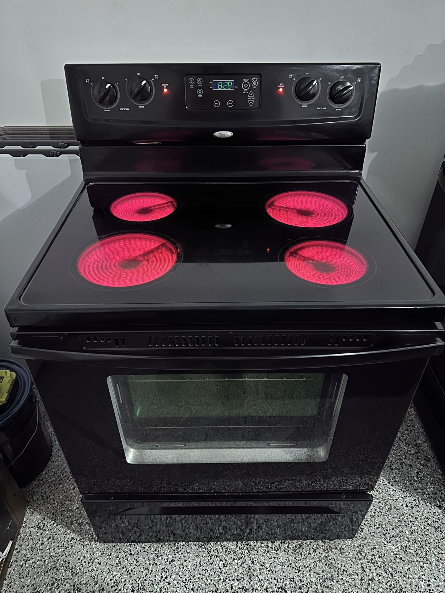 Black electric stove (whirlpool)