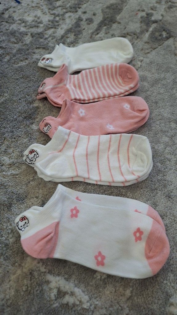 NEW HELLO KITTY SOCKS SIZE 7-8 $10