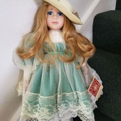 Dynasty limited edition beighandmint green dress porcelain