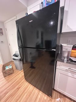 Whirlpool Black Top-Freezer Refrigerator