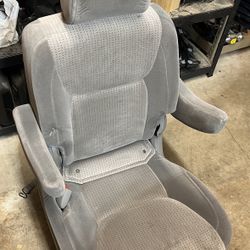 Toyota Sienna middle row seat (2009)